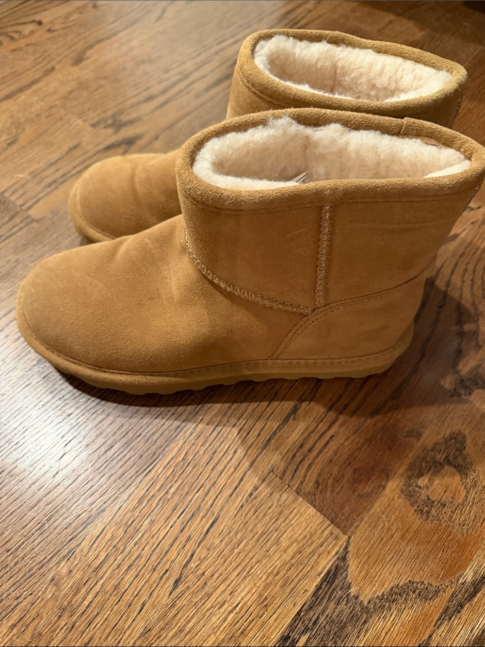 Bearpaw Classic Short Shearling-Lined Suede Boots - Chestnut sz 7 euc